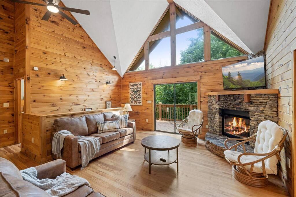 1 Min To The Parkway Spacious Cabin W 3 Suites And Extra Bedroom! Pigeon Forge Exterior foto