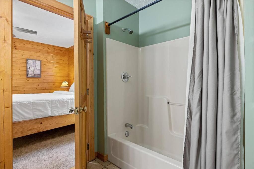 1 Min To The Parkway Spacious Cabin W 3 Suites And Extra Bedroom! Pigeon Forge Exterior foto